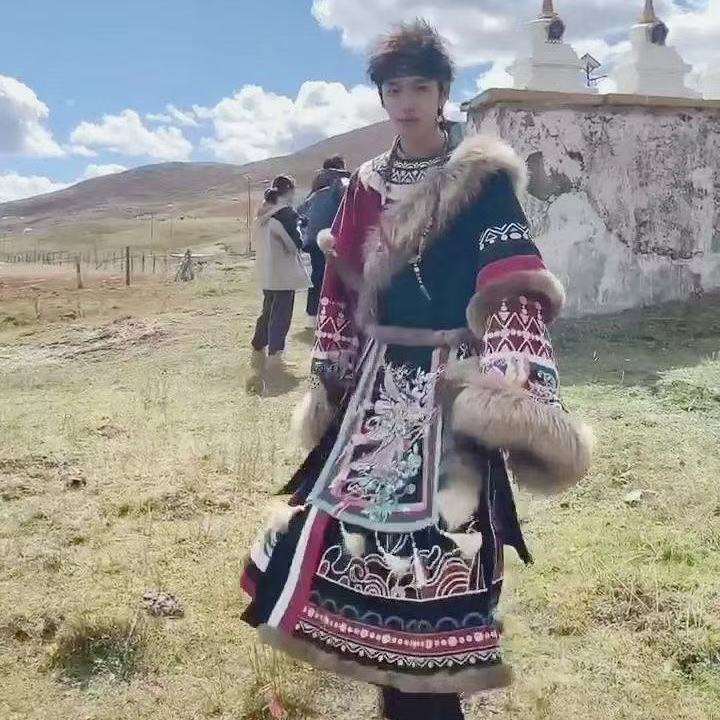 Photography Of A Man - Klasik İşlemeli Tibet Cübbesi Erkek Kadın