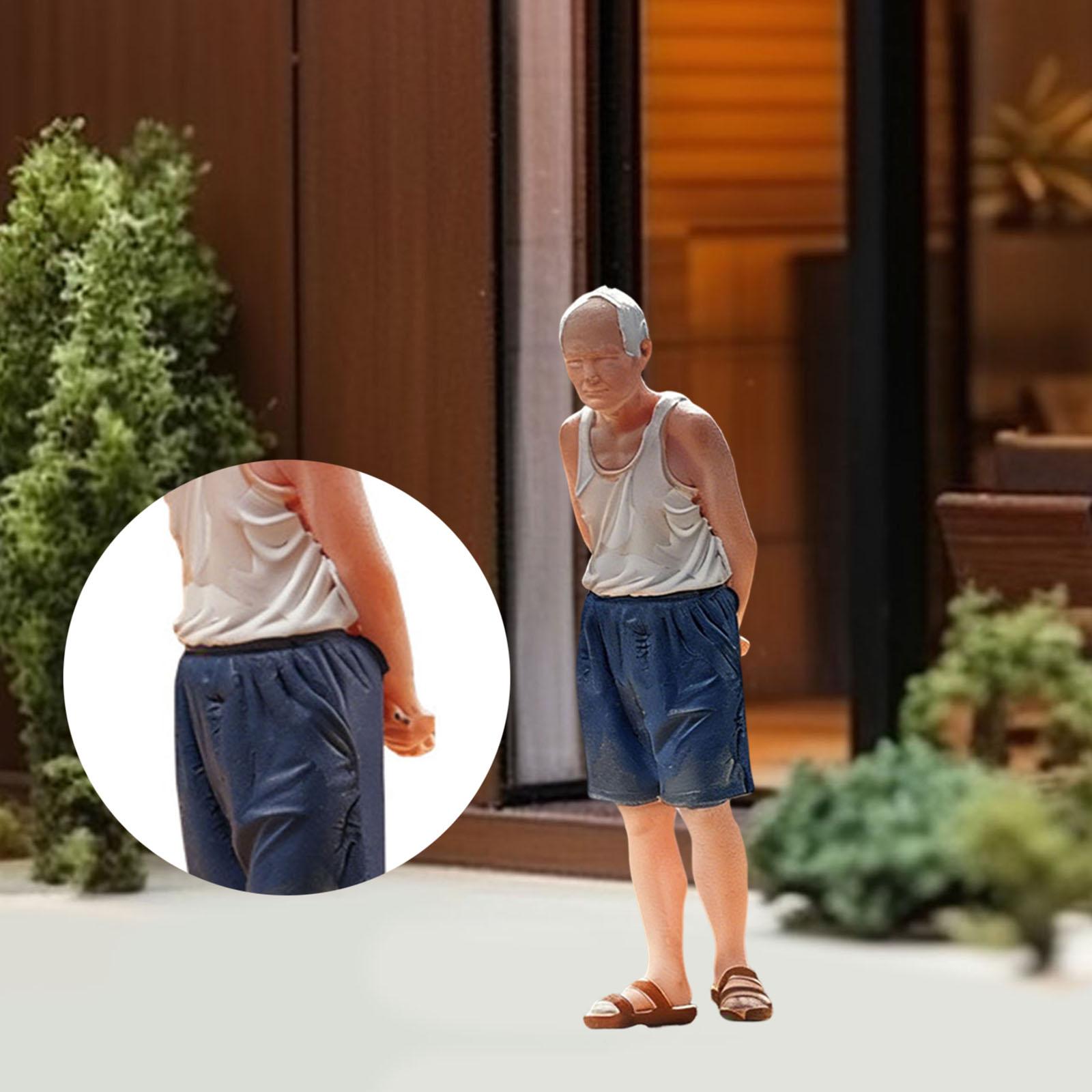 Photography Of A Man - 1:64 Ölçekli Yaşlı Adam Minyatür Figürü