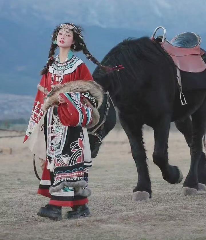 Klasik İşlemeli Tibet Cübbesi  - Photography Of A Man incelemesi ve fiyatı